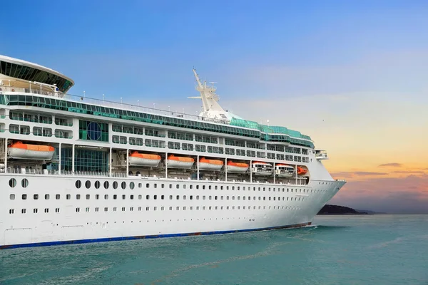 Luxe Cruiseschip Varen Naar Haven Bij Zonsopgang — Stockfoto