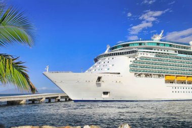 Güneşli bir günde Limanda Lüks Gemi Gezisi