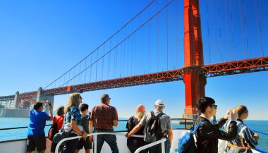 San Francisco, California, ABD - 26 Ekim 2017: ünlü Golden Gate Köprüsü gezi gemiden güneşli günde fotoğraflarını turist