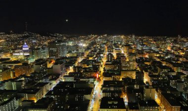 San Francisco ile aydınlatılmış sokaklar gece panoramik