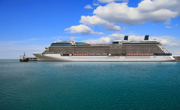 Luxury Cruise Ship Port Sunny Day — Stock Photo, Image