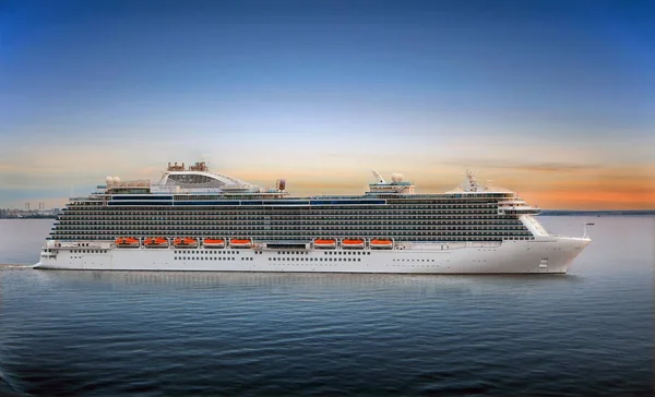 Luxe Cruiseschip Zeilen Vanuit Haven Bij Zonsondergang — Stockfoto