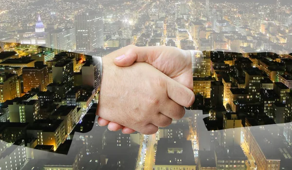 Detailní Obchodní Lidé Handshake Velké Město Noci Pozadí — Stock fotografie