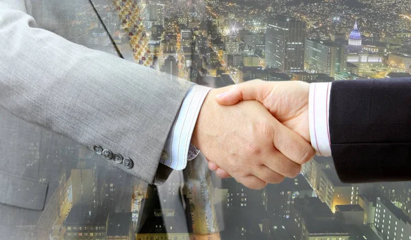 Detailní Obchodní Lidé Handshake Velké Město Noci Pozadí — Stock fotografie
