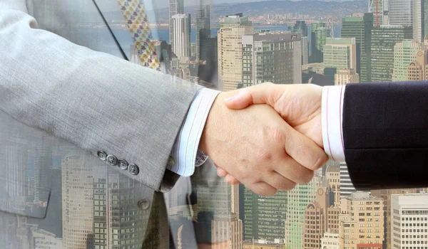 Fechar Handshake Pessoas Negócios Fundo Cidade Grande — Fotografia de Stock