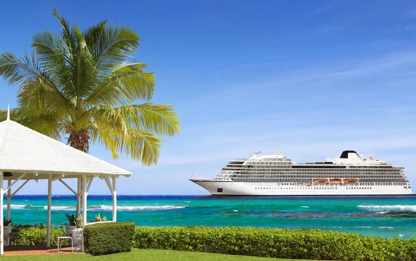 Gazebo Blanco Tropical Una Orilla Del Mar Con Palmera Crucero — Foto de Stock