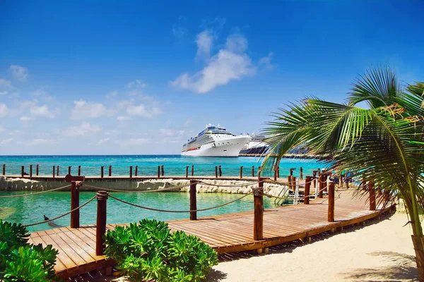 Utsikt Från Stranden Vid Tropical Resort Kryssningsfartyg Dockad Hamn — Stockfoto