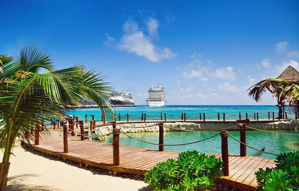 港のクルーズ船で熱帯リゾートのビーチからの眺め — ストック写真