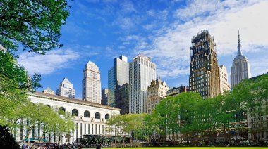 New York, Usa - 08 Mayıs 2019: Manhattan şehir merkezi gökdeleni Bryant Park, New York