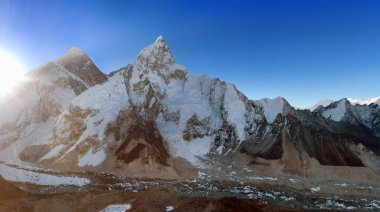 Himalaya Annapurna 'da gündoğumunun panoramik manzarası, Nepal.