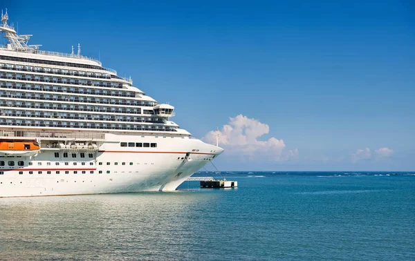Luxe Cruiseschip Aangemeerd Haven Zonnige Dag — Stockfoto