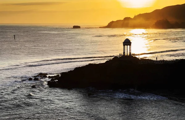 Silhuett Gazebo Havsstrand Vid Soluppgången — Stockfoto