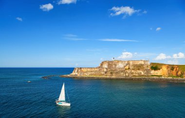 San Juan 'daki Castillo San Felipe del Morro Kalesi, güneşli bir gün.