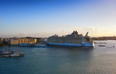 SAN JUAN, PUERTO RICO - 28 Mart 2019: Gündoğumunda San Juan limanına yanaşan Royal Caribbean Allure of the Sea yolcu gemisi. Turizm bölgesi Karayipler 'de popüler bir turizm merkezi.