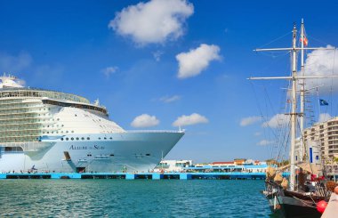 SAN JUAN, PUERTO RICO - 28 Mart 2019: San Juan limanına yanaşan Kraliyet Karayip Deniz Allure gemisini gezin. Turizm bölgesi Karayipler 'de popüler bir turizm merkezi.