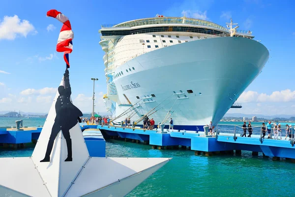 圣胡安 Puerto Rico 2019年3月28日 皇家加勒比号游轮在圣胡安港停靠 旅游区是一个受欢迎的加勒比游轮目的地 — 图库照片