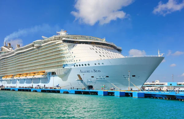 サンファン プエルトリコ 2019年3月28日 クルーズ船ロイヤル カリブ海の魅力は サンフアン港にドッキングしました 観光地は人気のあるカリブ海クルーズ目的地です — ストック写真