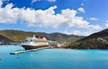 St. Thommas, ABD VIRGIN Adaları - 27 Mart 2019: güneşli bir günde St. Thomas 'a yanaşan Disney adlı gemi..