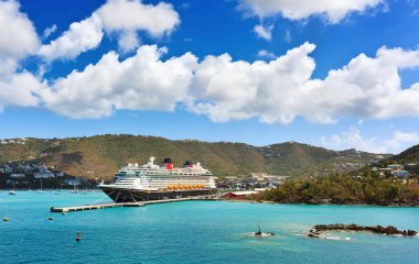St. Thommas, ABD VIRGIN Adaları - 27 Mart 2019: güneşli bir günde St. Thomas 'a yanaşan Disney yolcu gemisi fantezisi.