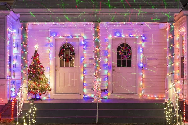 Evi dekore edilmiştir. Noel'in