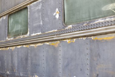 Tren istasyonunda eski vagon