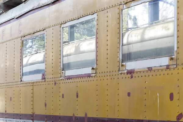 鉄道駅の古いワゴン — ストック写真