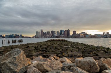 Doğu Boston 'dan manzaranın tadını çıkaran güzel bir gece.