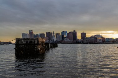 Doğu Boston 'dan manzaranın tadını çıkaran güzel bir gece.