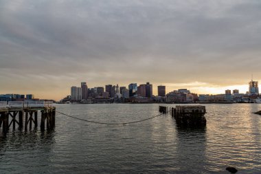 Doğu Boston 'dan manzaranın tadını çıkaran güzel bir gece.
