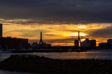 Doğu Boston 'dan manzaranın tadını çıkaran güzel bir gece.