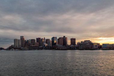 Doğu Boston 'dan manzaranın tadını çıkaran güzel bir gece.