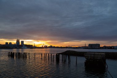 Doğu Boston 'dan manzaranın tadını çıkaran güzel bir gece.