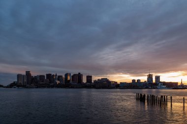 Doğu Boston 'dan manzaranın tadını çıkaran güzel bir gece.