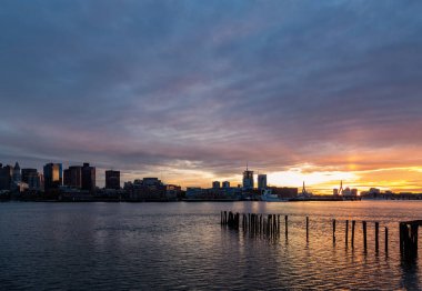 Doğu Boston 'dan manzaranın tadını çıkaran güzel bir gece.