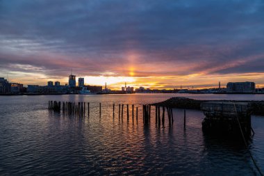 Doğu Boston 'dan manzaranın tadını çıkaran güzel bir gece.
