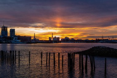 Doğu Boston 'dan manzaranın tadını çıkaran güzel bir gece.