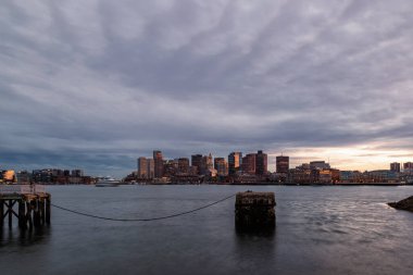 Doğu Boston 'dan manzaranın tadını çıkaran güzel bir gece.