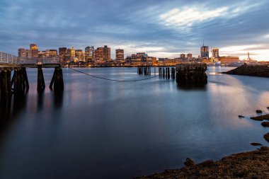 Doğu Boston 'dan manzaranın tadını çıkaran güzel bir gece.