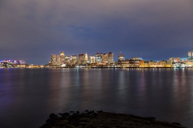 Doğu Boston 'dan manzaranın tadını çıkaran güzel bir gece.