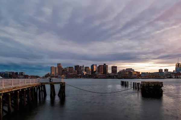 Doğu Boston 'dan manzaranın tadını çıkaran güzel bir gece.