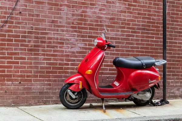 Eski Moda Scooter Sokağa Park Etti