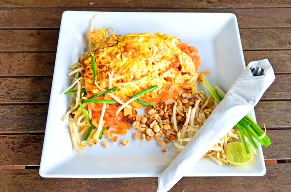 Nouilles frites thaïlandaises avec crevette — Photo