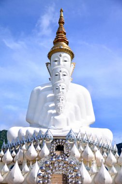 Buda heykeli Wat Phasornkaew Tapınağı.