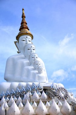 Buda heykeli Wat Phasornkaew Tapınağı.