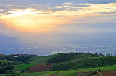 Sabah güneşi Phu Tubberk ışık