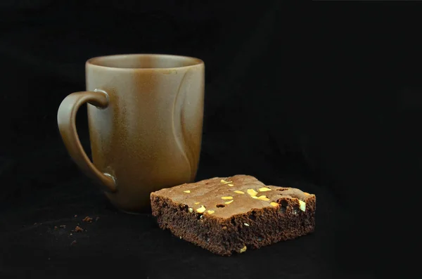 Primer plano de la taza de café y brownies . Fotos de stock libres de derechos