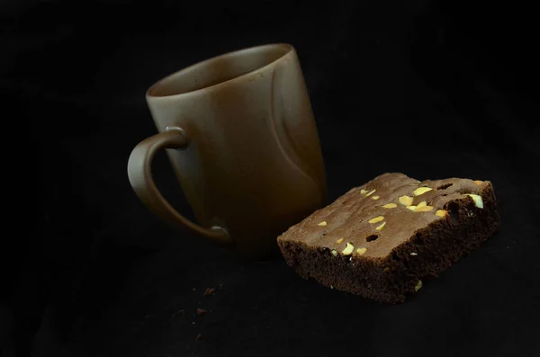 Primer plano de la taza de café y brownies . Imagen de stock