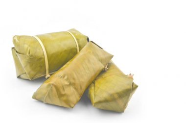 Beyaz bir arka plan üzerinde muz yaprakları lapa dolması.