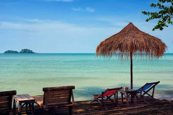 Idyllische wit strand voor de turquoise tropische zee — Stockfoto