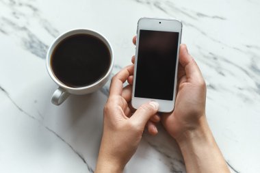 akıllı telefon ve kafede kahve